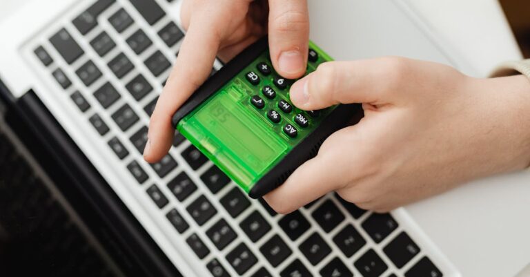 Estatístico calculando VIF em software de análise de dados no laptop com foco na tela