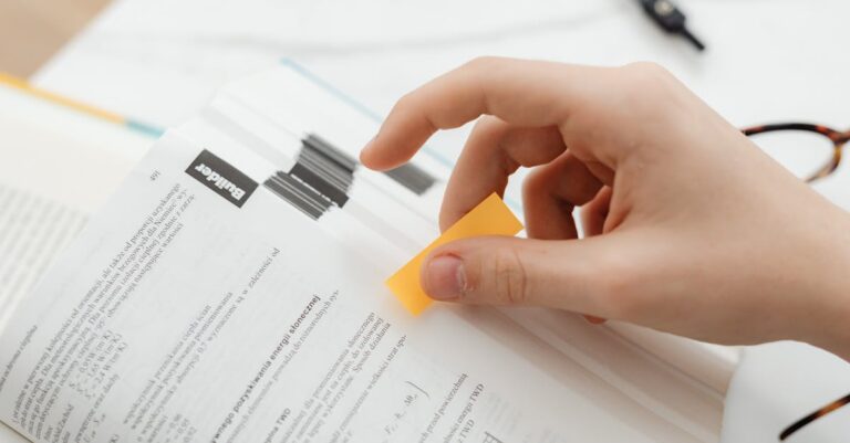 Pesquisador testando velocidade de processamento de referências em software acadêmico com cronômetro e tela dividida