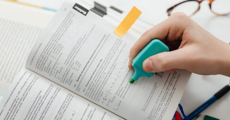 Pesquisador destacando contribuições originais em papel com marcador em ambiente iluminado