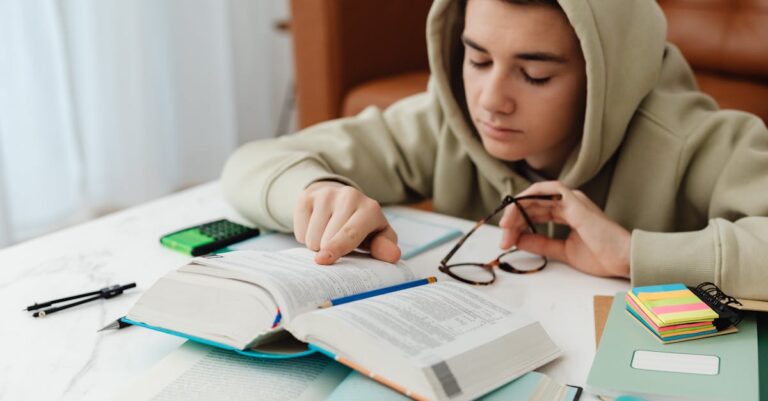 Pesquisador acadêmico examinando notas estatísticas em caderno com fundo limpo e luz natural