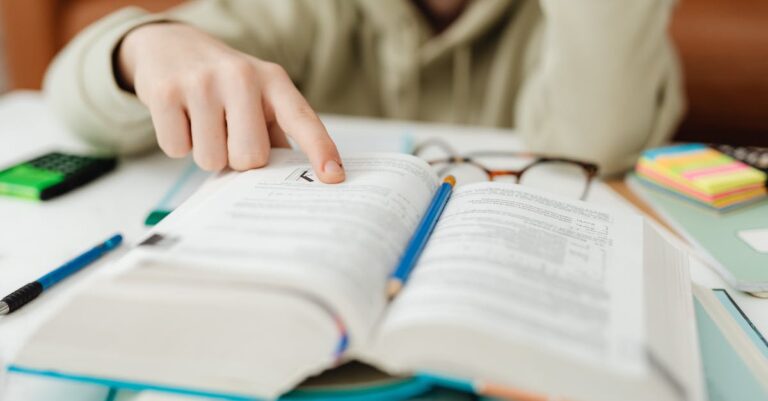 Pesquisador acadêmico celebrando progresso em análise de dados no escritório com iluminação natural