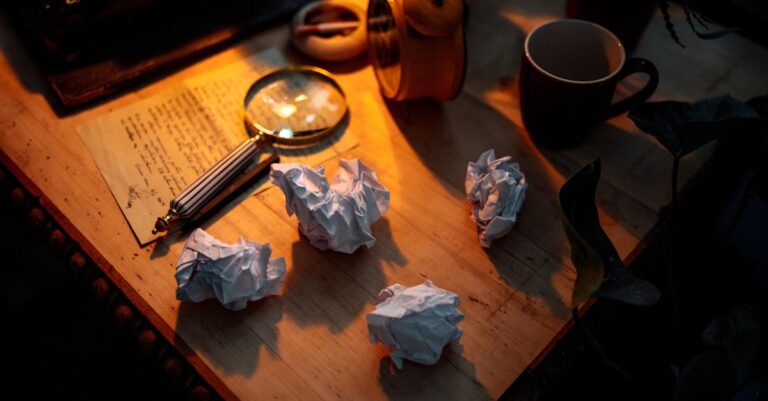 Pessoa escrevendo pergunta de pesquisa em documento laptop com foco sério e ambiente minimalista