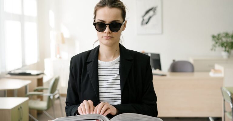 Pesquisador removendo barreiras simbólicas de livros e papéis em ambiente de estudo iluminado naturalmente