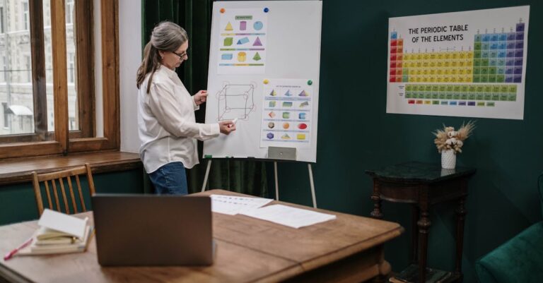 Pessoa focada criando gráfico de Gantt em laptop sobre mesa minimalista com caneta e papel ao lado