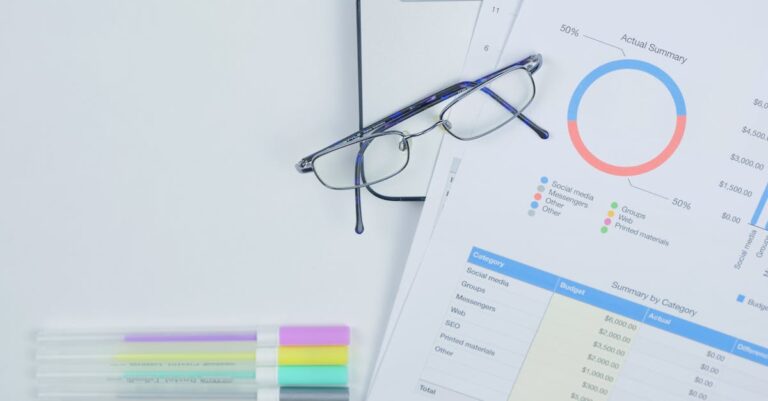 Pesquisador criando gráfico de resíduos versus valores ajustados em laptop com foco sério