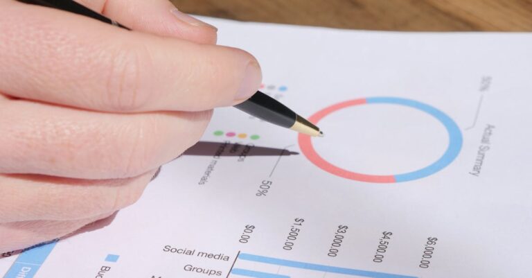 Pesquisador validando resultados estatísticos em gráfico com confiança em escritório bright