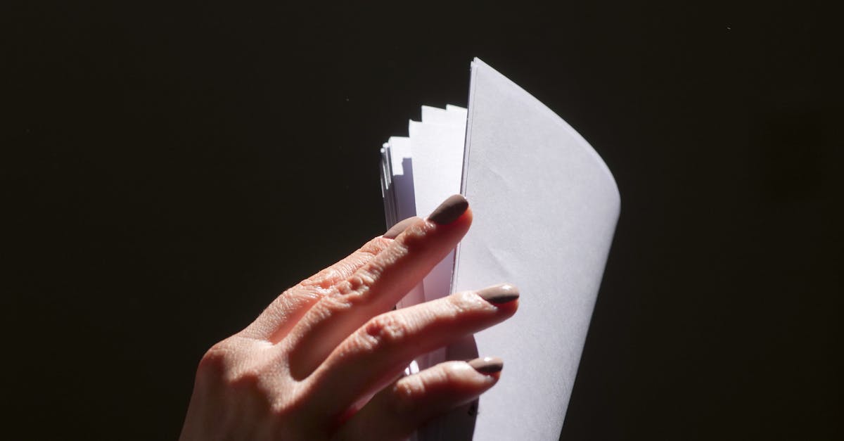 Pesquisadora organizando e selecionando pilhas de artigos acadêmicos em mesa limpa com iluminação natural