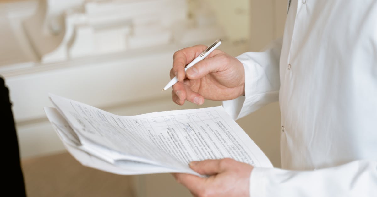 Pesquisadora em mesa clara analisando checklist metodológico em laptop com iluminação natural