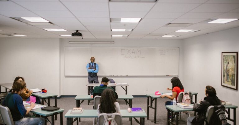 Doutorando discutindo tese com orientador em mesa de reunião iluminada naturalmente