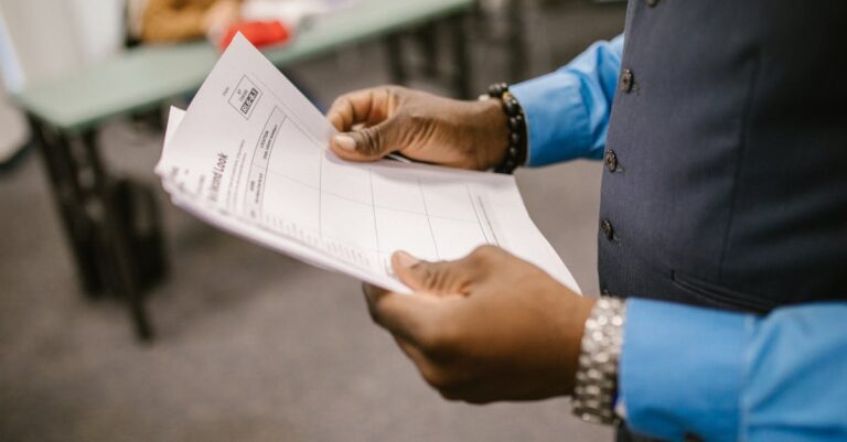 Pesquisador analisando anotações em caderno com expressão concentrada e escritório minimalista