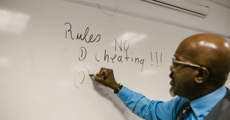 Estudante de pesquisa lendo diretrizes acadêmicas em livro aberto sobre fundo claro e organizado