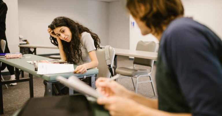 Estudante pesquisadora codificando notas de entrevistas em caderno em mesa limpa com foco sério