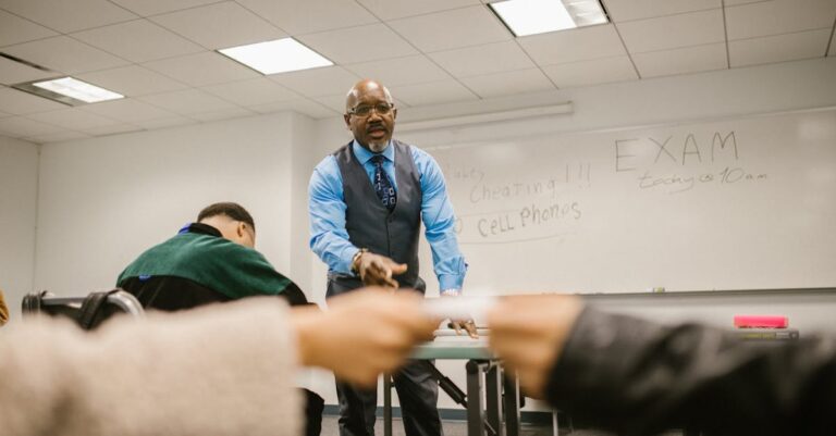 Estudante de doutorado planejando seção ética em caderno, expressão concentrada e ambiente profissional clean