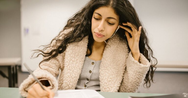 Pesquisador testando script de código em computador limpo com foco intenso