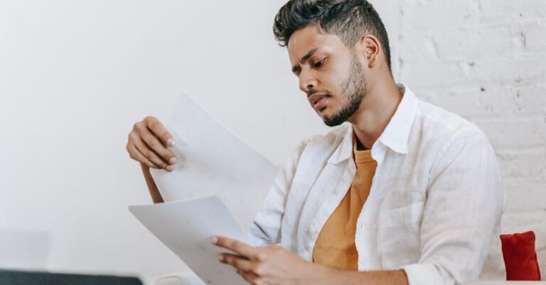 Pesquisadora examinando documento acadêmico com atenção em ambiente minimalista e bem iluminado.