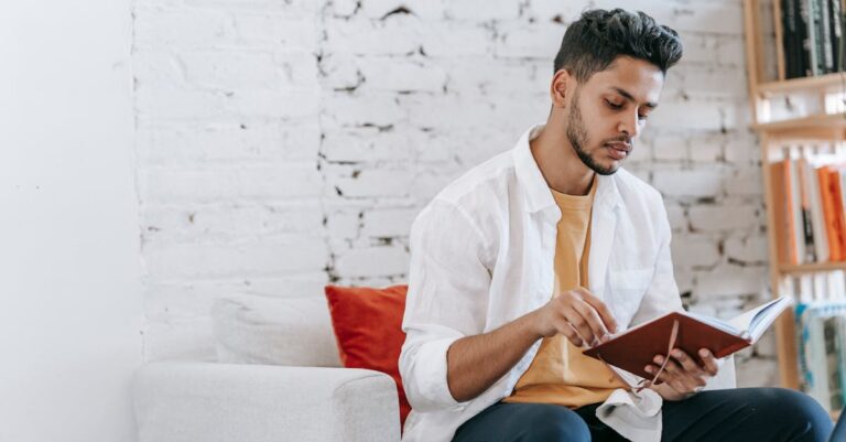 Pesquisador lendo artigo acadêmico com marcador destacando métricas estatísticas
