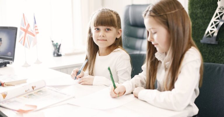 Acadêmico plotando curvas Kaplan-Meier em computador com foco em dados temporais