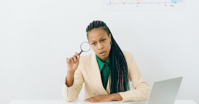 Pesquisador concentrado analisando dados estatísticos em laptop em ambiente iluminado naturalmente