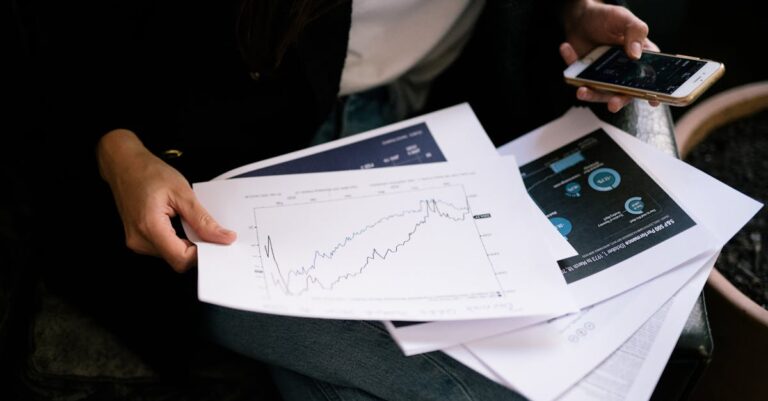 Pesquisador em mesa clara avaliando matriz de riscos éticos com notas e documentos organizados