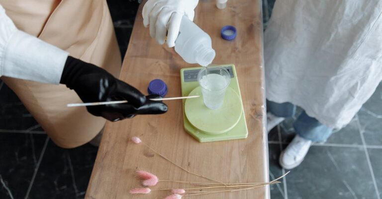 Pesquisador seguindo guia passo a passo em caderno com laptop ao lado