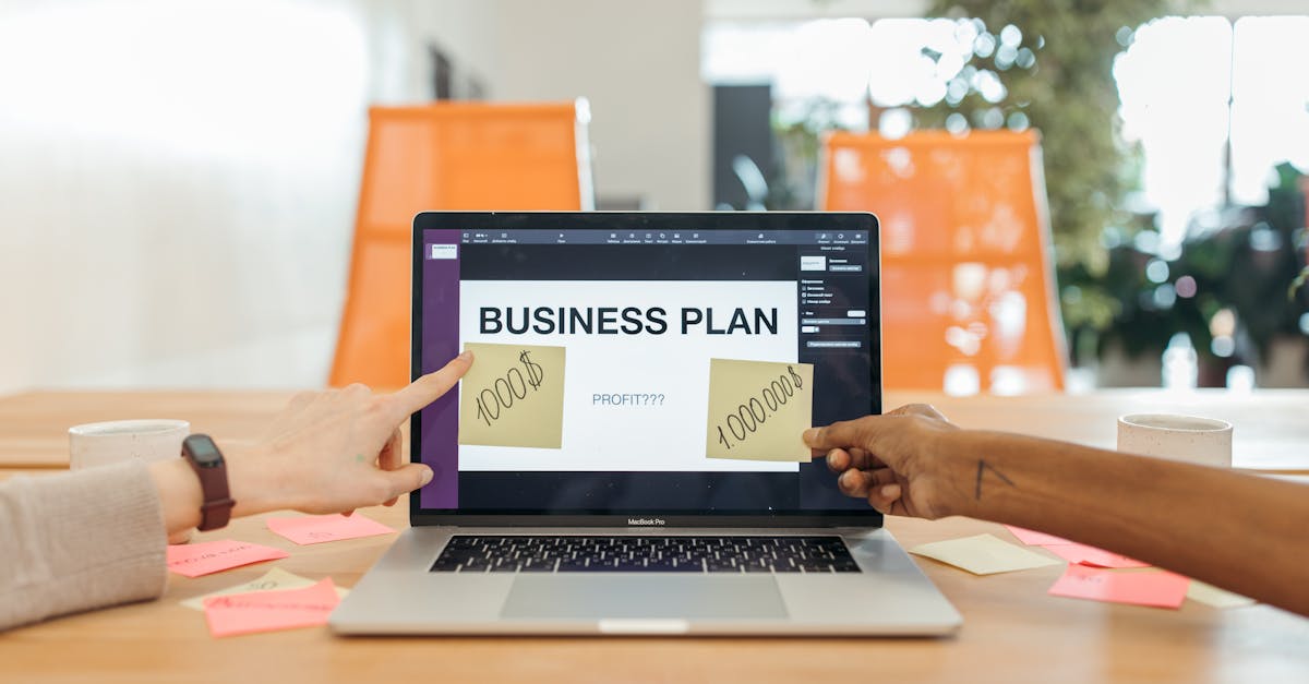 Pesquisador focado planejando objetivos de tese em caderno sobre mesa clara com iluminação natural