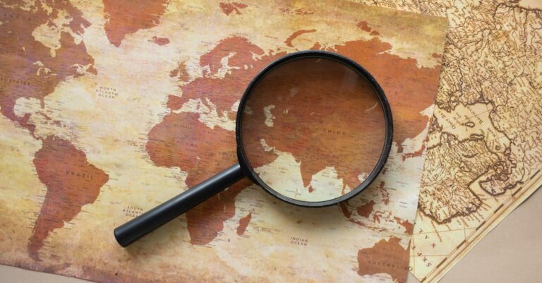 Pesquisador mapeando variáveis de pesquisa em diagrama sobre mesa organizada