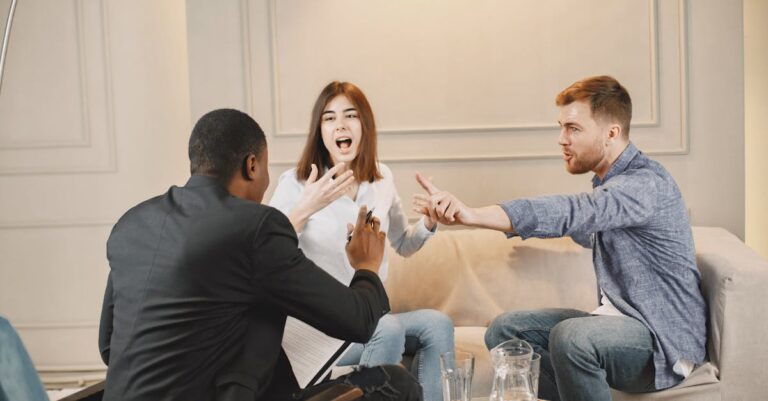 Pessoa escutando atentamente em reunião acadêmica, anotando palavras-chave com expressão focada.