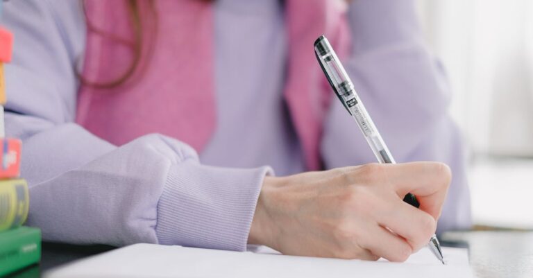 Pesquisadora planejando rotina acadêmica em calendário sobre fundo limpo