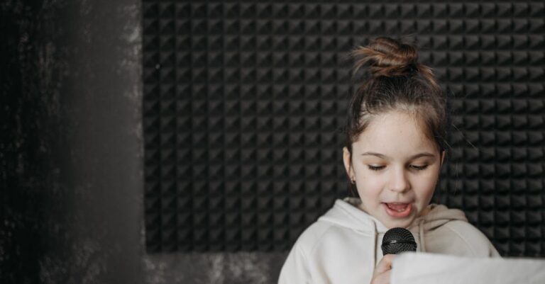 Estudante gravando ensaio de apresentação oral com celular em setup minimalista