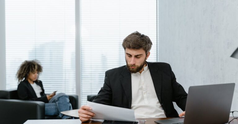 Profissional acadêmico revisando relatórios de avaliação com gráficos de estatísticas em fundo claro.