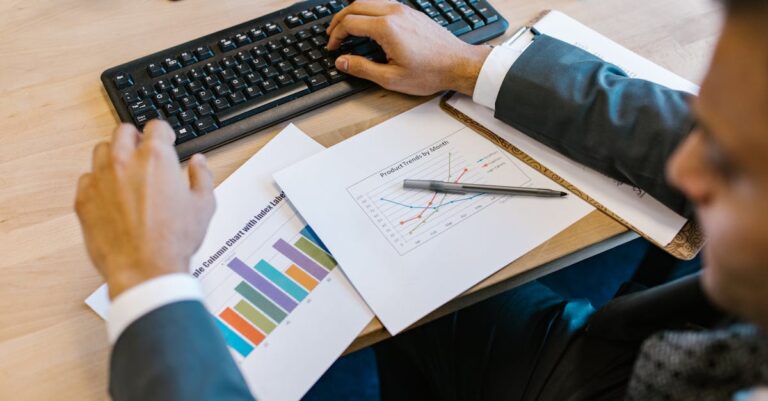 Cientista selecionando tipo de gráfico em laptop com opções de visualização na tela