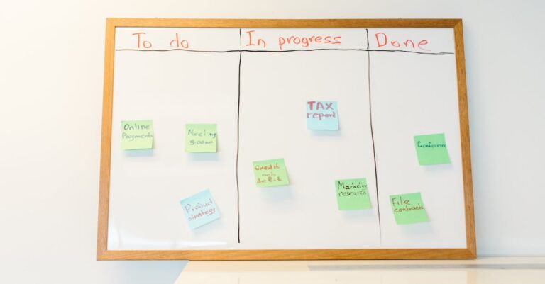 Tela de computador mostrando tracked changes em documento acadêmico com mãos editando