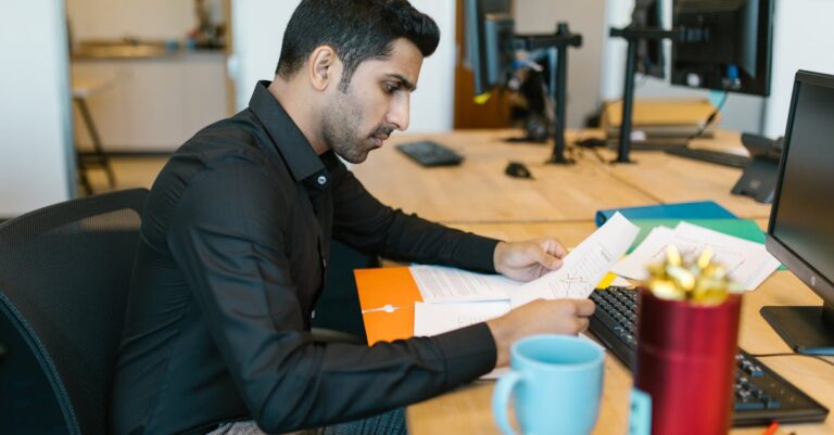 Pesquisador em escritório claro analisando checklist metodológico com foco sério