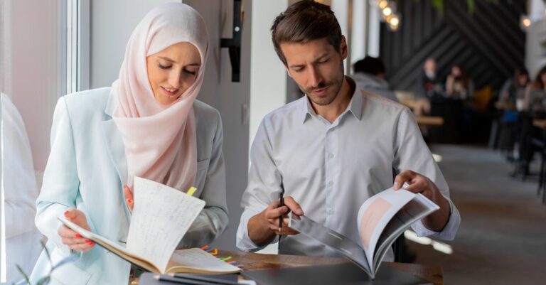 Orientador e estudante discutindo objetivos de pesquisa sentados à mesa com luz natural