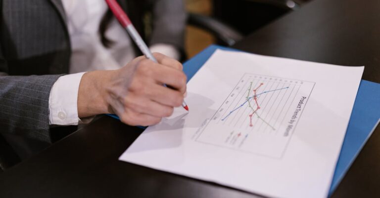 Pesquisador atribuindo números sequenciais a tabelas em documento acadêmico com precisão