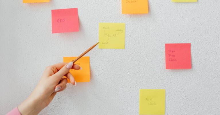 Pesquisador escrevendo plano estratégico de modelo SEM em caderno com fundo limpo