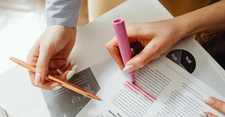 Pesquisador analisando detalhes de documento acadêmico com foco e iluminação natural