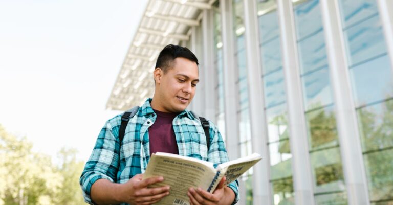 Pesquisador lendo documento de aprovação com expressão séria em escritório minimalista