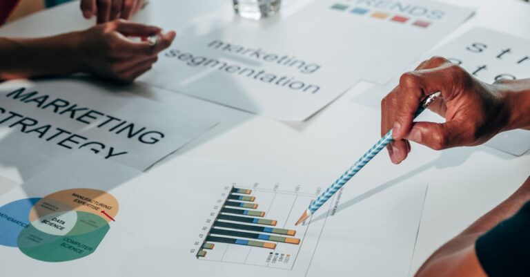 Pesquisador satisfeito revisando tese com gráficos de dados robustos e limpos