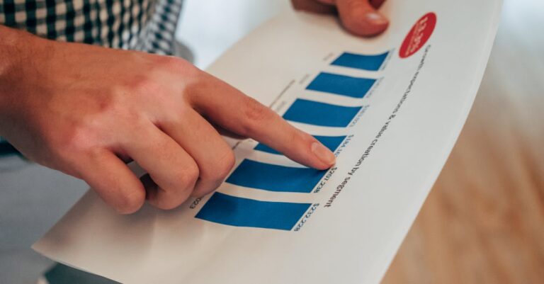 Estudante de pós-graduação revisando gráfico de progresso em computador com iluminação natural