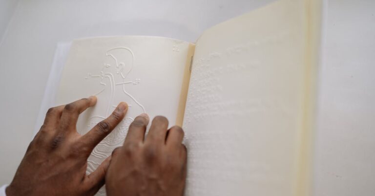 Pesquisador estressado lendo críticas em documento acadêmico com iluminação natural
