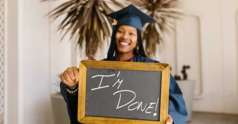 Pesquisador alcançando marco acadêmico com gráficos de sucesso em fundo limpo