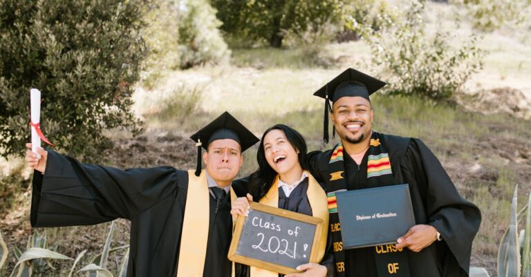 Pesquisador confiante visualizando sucesso acadêmico com tese e gráficos em fundo limpo