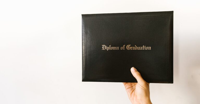 Momento de conquista acadêmica com pesquisador em ambiente claro e profissional.