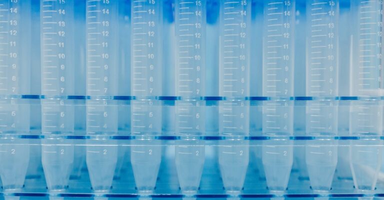 Estatístico verificando teste de normalidade em gráfico QQ-plot no software estatístico