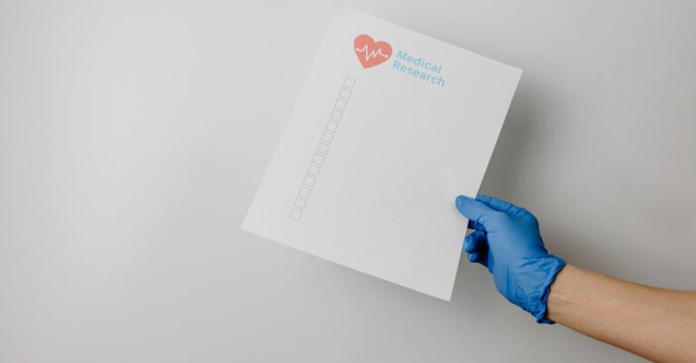 Pesquisador verificando checklist de documentos acadêmicos em escritório minimalista