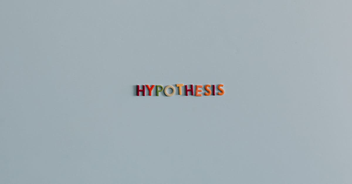 Pesquisador acadêmico escrevendo hipóteses em caderno com laptop e gráficos ao fundo clean