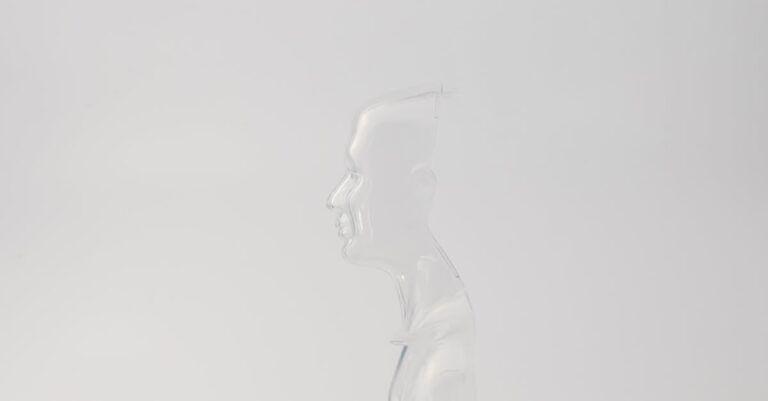 Pesquisador delineando subseções em caderno organizado com estrutura clara e fundo limpo