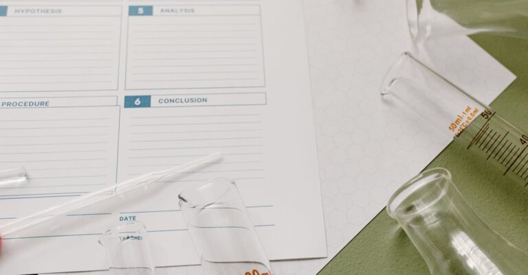 Pesquisador confiante revisando tese finalizada em ambiente profissional claro