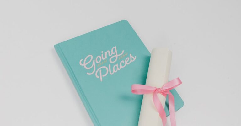 Pesquisador escrevendo plano de ação passo a passo em caderno sobre mesa organizada com laptop ao fundo.